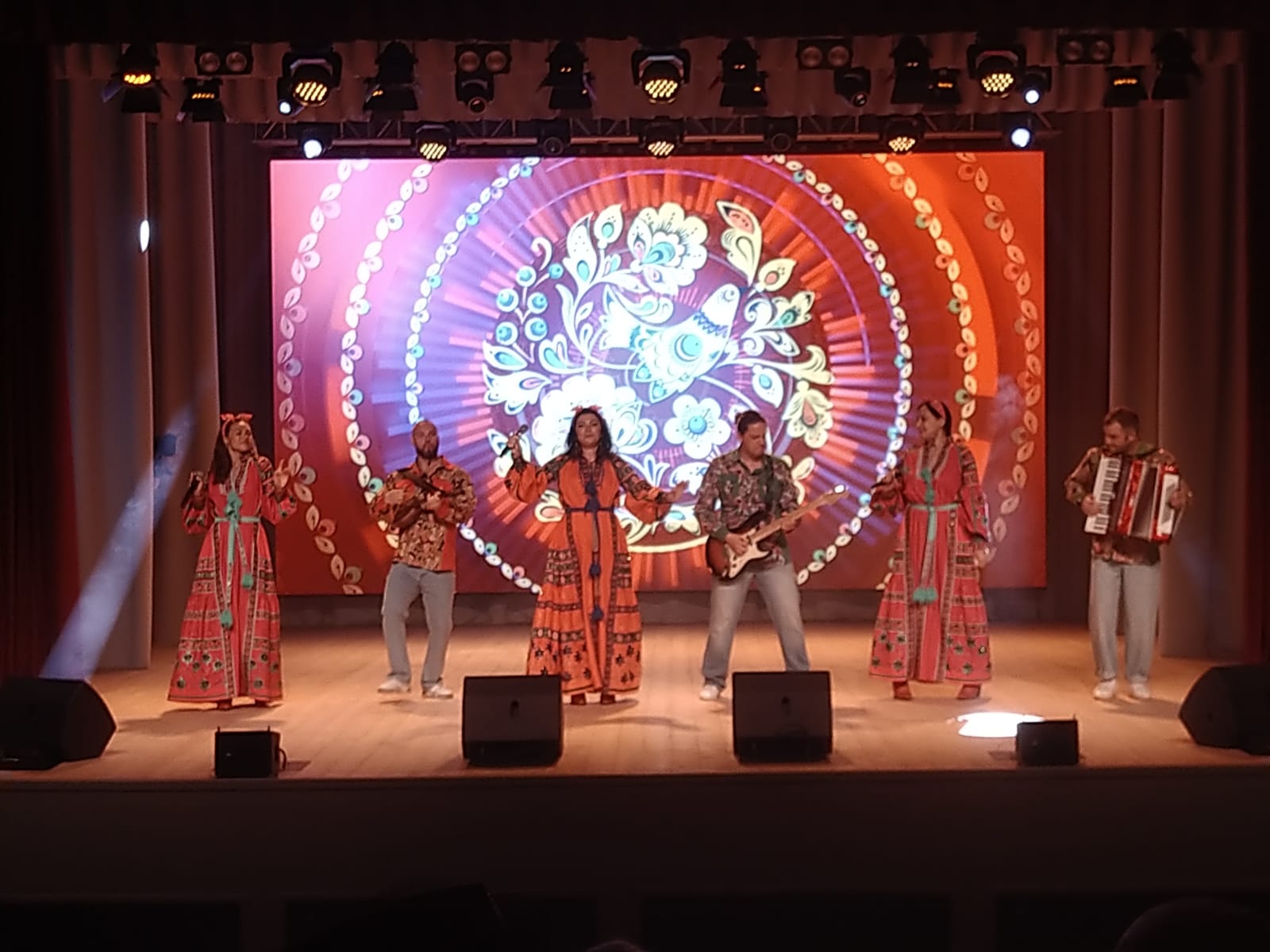 Ансамбль «Злато-Серебро» выступил в Наровчате Ансамбль «Злато-Серебро» выступил в Наровчате